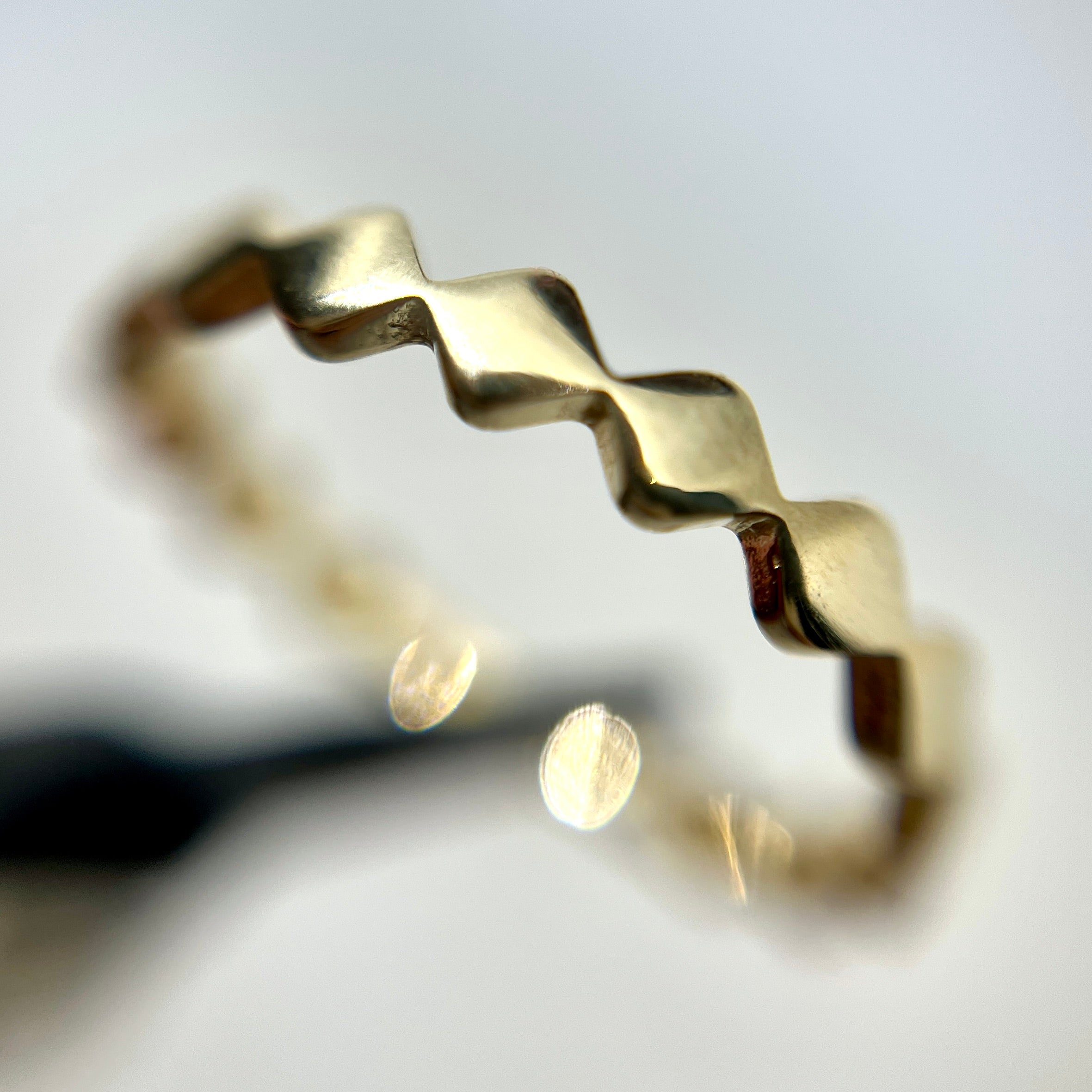14K Yellow Gold 3mm Zig Zag Diamond Shaped Band Ring